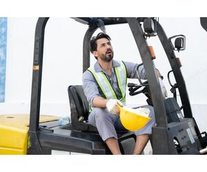 Χειριστής forklift ελέγχει το περονοφόρο πριν την επανεκκίνηση μετά τις διακοπές
