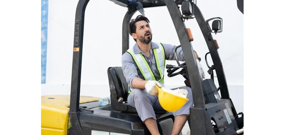 Χειριστής forklift ελέγχει το περονοφόρο πριν την επανεκκίνηση μετά τις διακοπές